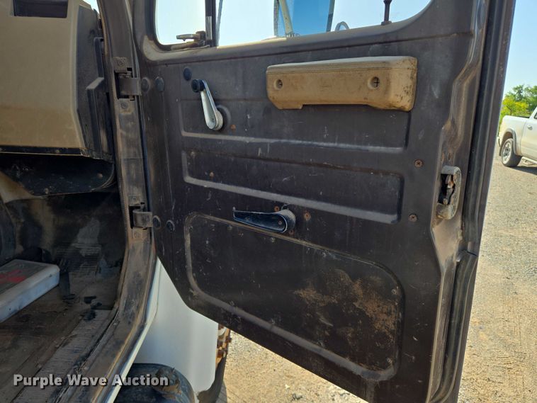 image for item EN8296 1990 International 4900 drilling rig truck