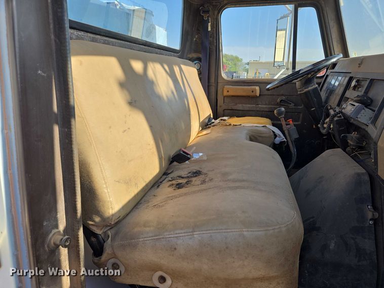 image for item EN8296 1990 International 4900 drilling rig truck