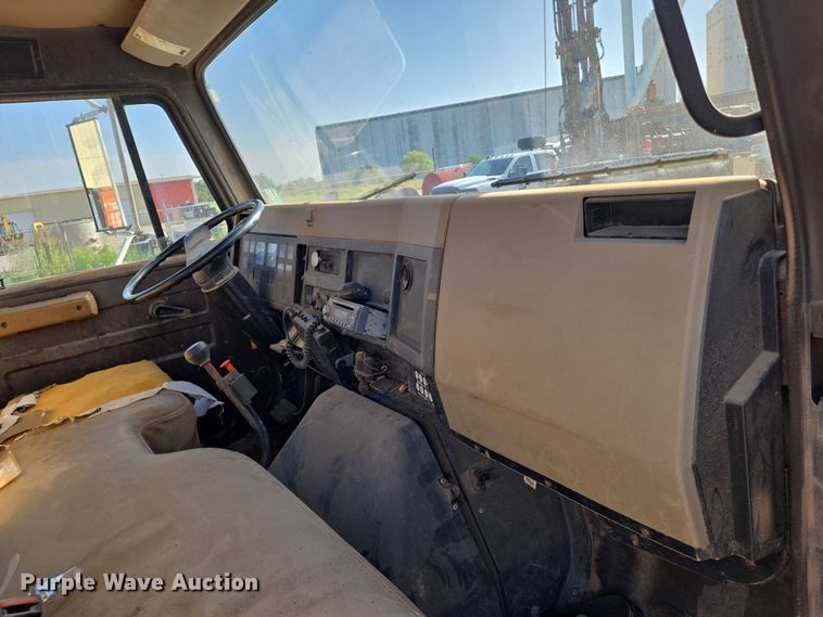 image for item EN8296 1990 International 4900 drilling rig truck