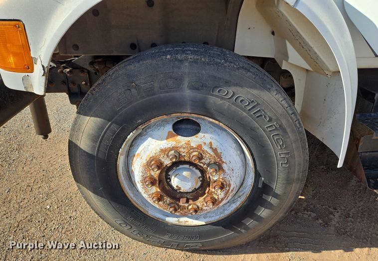 image for item EN8296 1990 International 4900 drilling rig truck