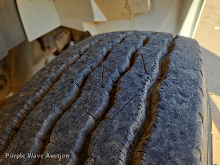 image for item EN8296 1990 International 4900 drilling rig truck