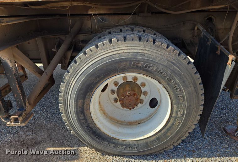 image for item EN8296 1990 International 4900 drilling rig truck