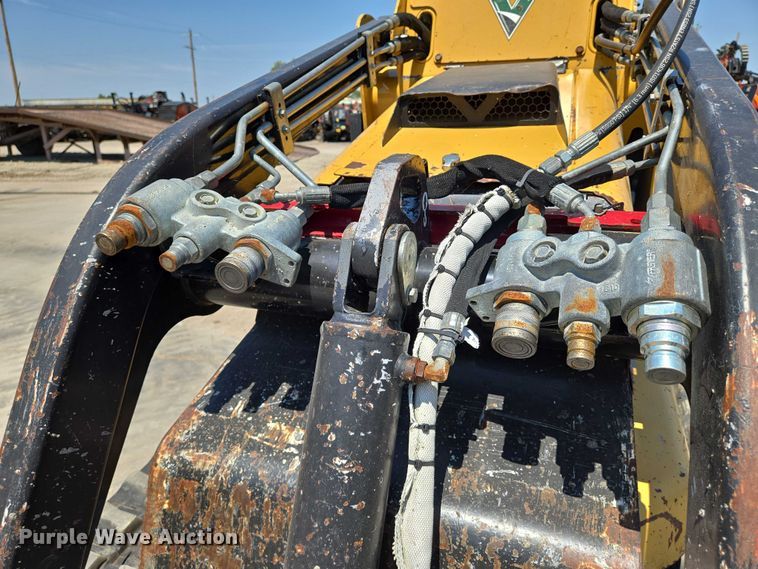 image for item EN8351 2011 Vermeer S800TX compact utility loader