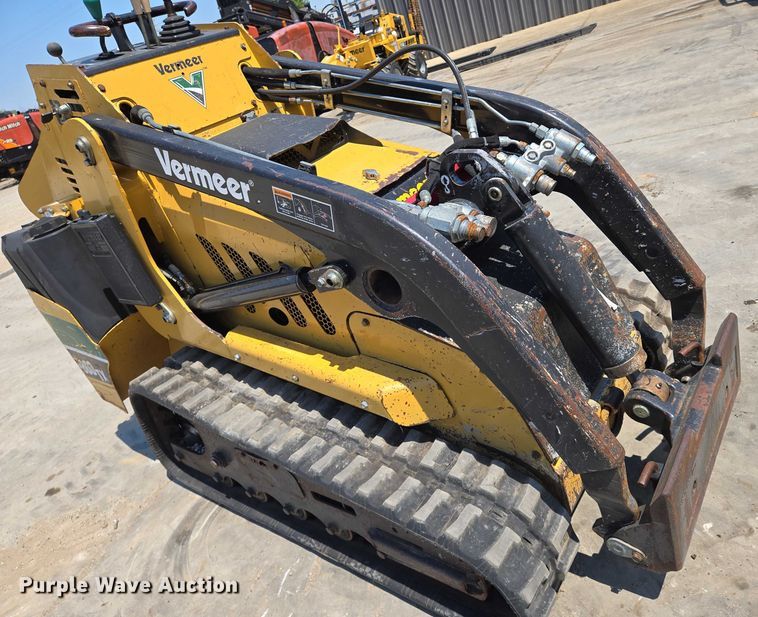 image for item EN8351 2011 Vermeer S800TX compact utility loader