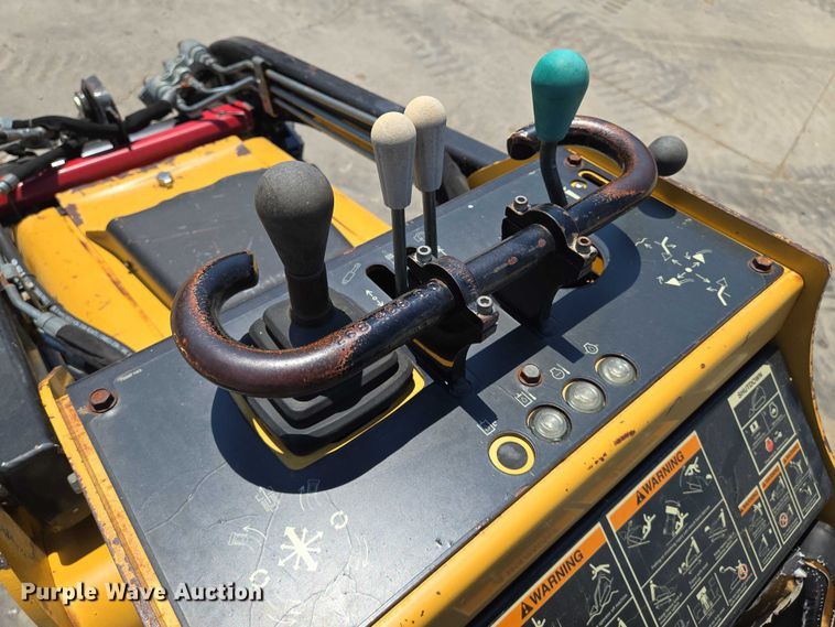 image for item EN8351 2011 Vermeer S800TX compact utility loader