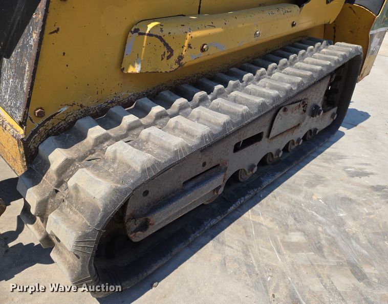 image for item EN8351 2011 Vermeer S800TX compact utility loader