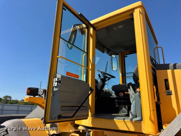 image for item ER0014 2004 Volvo L90E wheel loader