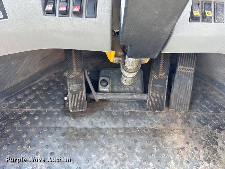 image for item ER0014 2004 Volvo L90E wheel loader