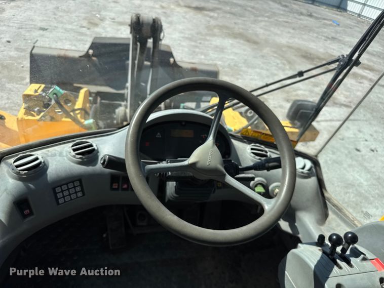 image for item ER0014 2004 Volvo L90E wheel loader