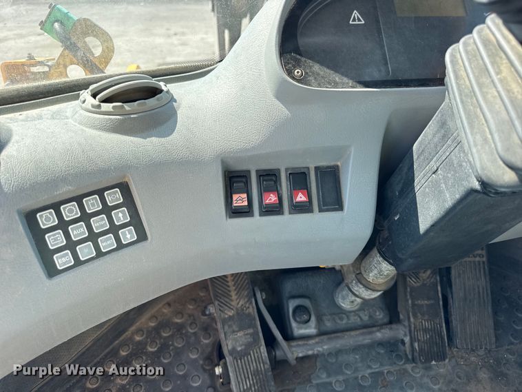 image for item ER0014 2004 Volvo L90E wheel loader