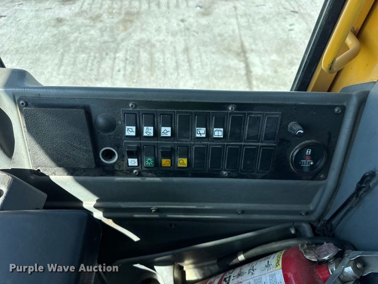 image for item ER0014 2004 Volvo L90E wheel loader