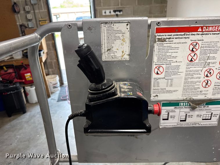 image for item ER0016 2006 Genie GR20 vertical lift