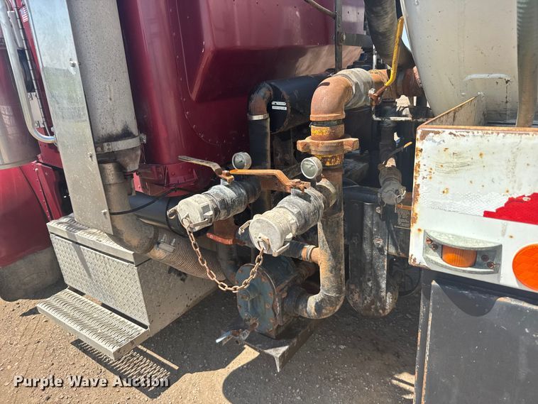 image for item ER2275 2007 Peterbilt 379 vacuum truck