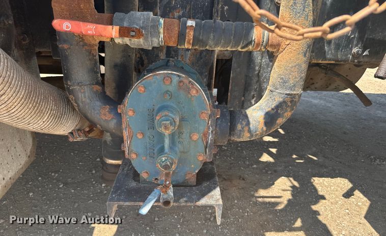 image for item ER2275 2007 Peterbilt 379 vacuum truck