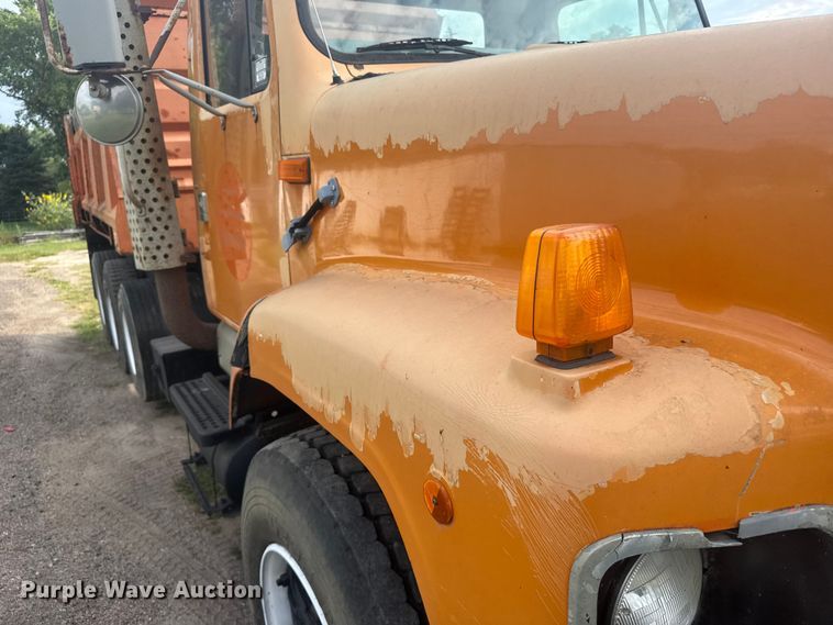 image for item ER2291 1997 International 2674 dump truck