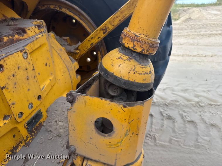 image for item ER2294 1964 John Deere 5010 elevating scraper