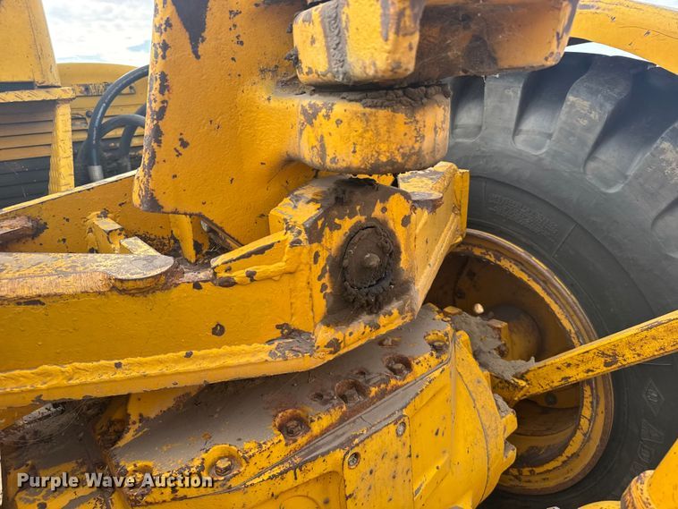 image for item ER2294 1964 John Deere 5010 elevating scraper