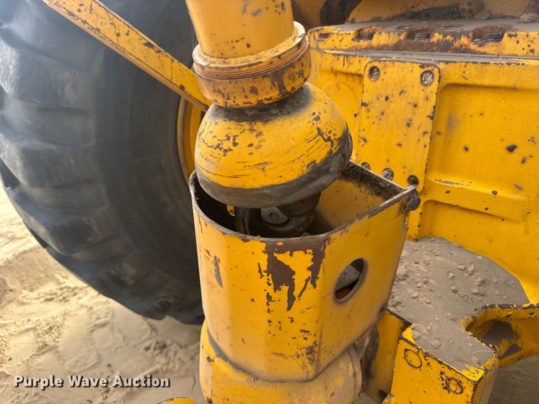 image for item ER2294 1964 John Deere 5010 elevating scraper