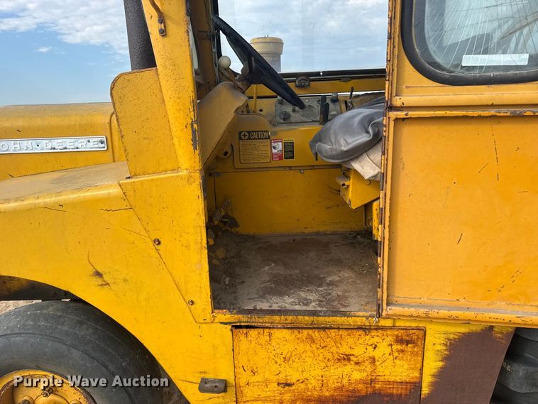 image for item ER2294 1964 John Deere 5010 elevating scraper