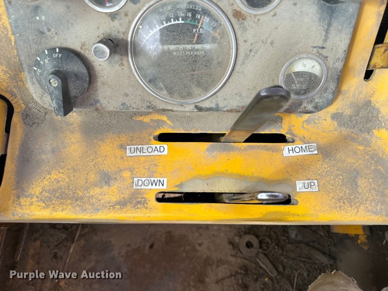 image for item ER2294 1964 John Deere 5010 elevating scraper