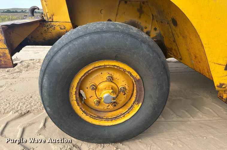 image for item ER2294 1964 John Deere 5010 elevating scraper