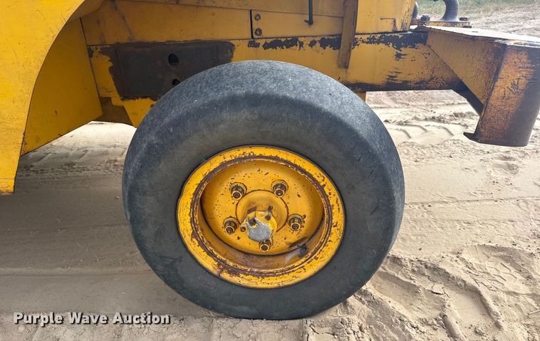 image for item ER2294 1964 John Deere 5010 elevating scraper