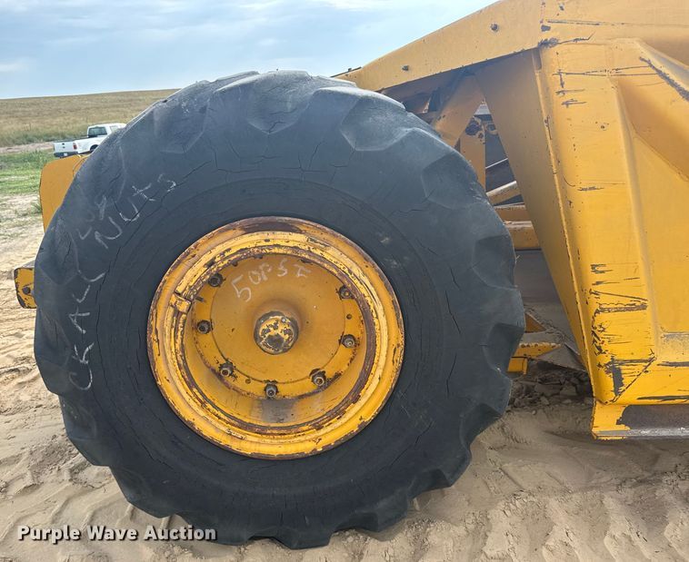 image for item ER2294 1964 John Deere 5010 elevating scraper