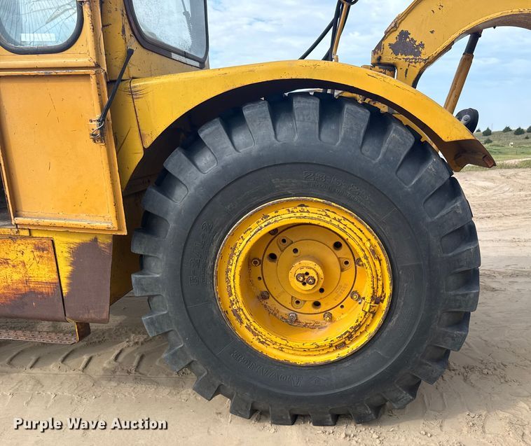 image for item ER2294 1964 John Deere 5010 elevating scraper