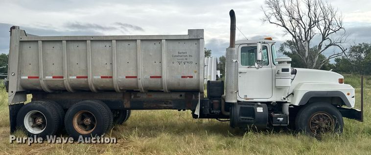 image for item ER2297 1993 Mack RD600GK dump truck