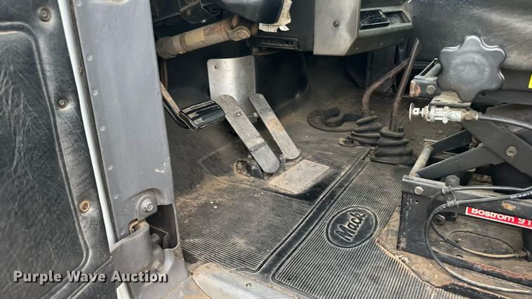 image for item ER2297 1993 Mack RD600GK dump truck