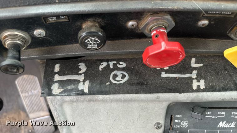 image for item ER2297 1993 Mack RD600GK dump truck