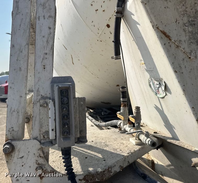 image for item ER2335 2002 Kenworth T800 ready mix truck