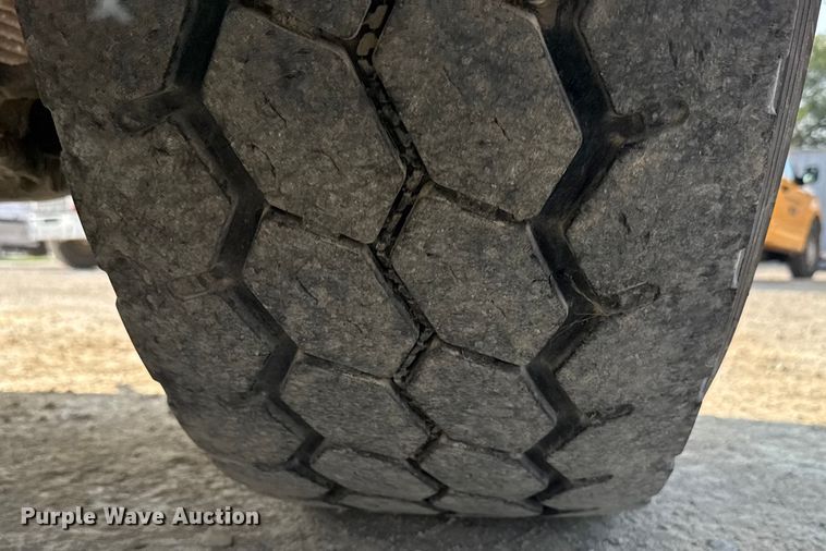 image for item ER2335 2002 Kenworth T800 ready mix truck