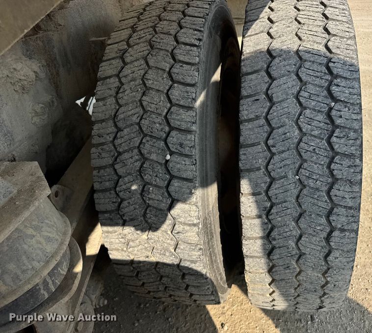 image for item ER2335 2002 Kenworth T800 ready mix truck