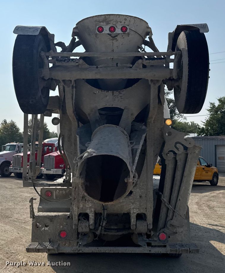 image for item ER2337 2010 Peterbilt 365 ready mix truck