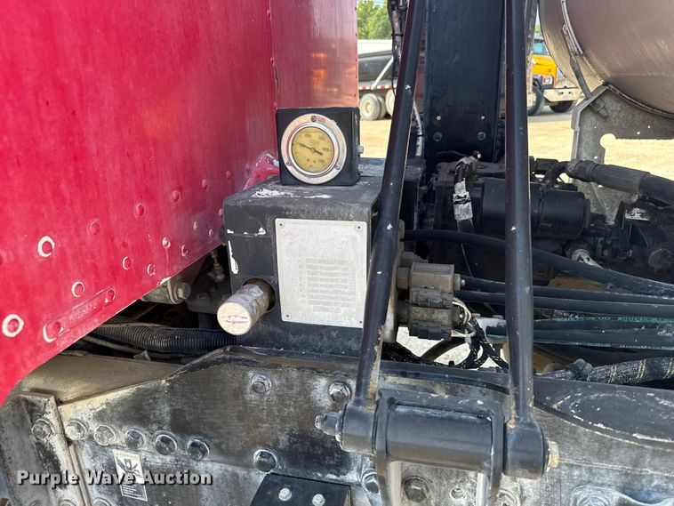 image for item ER2337 2010 Peterbilt 365 ready mix truck