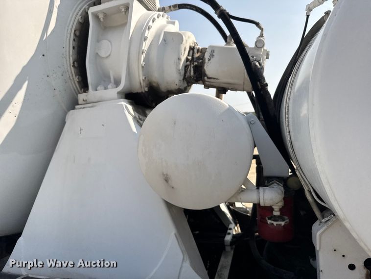 image for item ER2337 2010 Peterbilt 365 ready mix truck