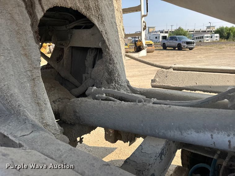 image for item ER2337 2010 Peterbilt 365 ready mix truck