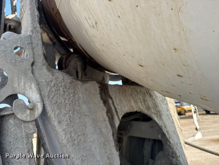 image for item ER2337 2010 Peterbilt 365 ready mix truck