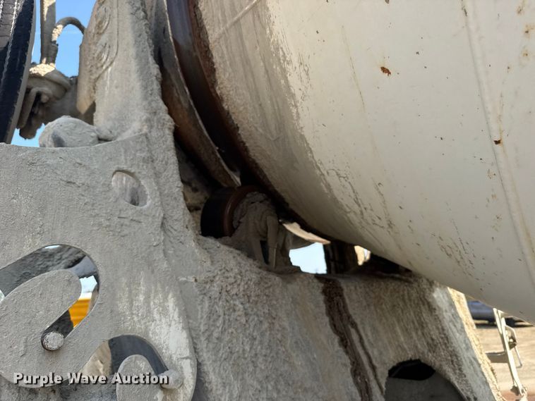 image for item ER2337 2010 Peterbilt 365 ready mix truck