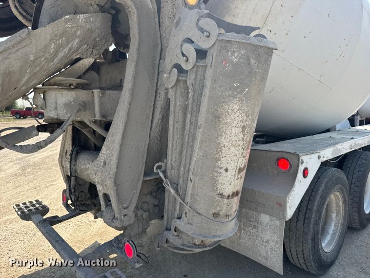 image for item ER2337 2010 Peterbilt 365 ready mix truck