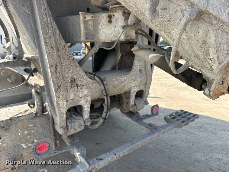 image for item ER2337 2010 Peterbilt 365 ready mix truck