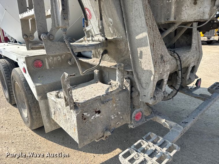 image for item ER2337 2010 Peterbilt 365 ready mix truck