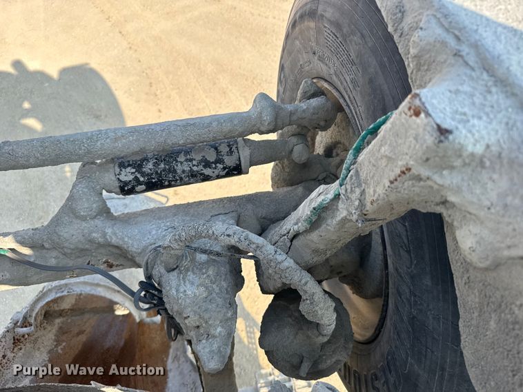 image for item ER2337 2010 Peterbilt 365 ready mix truck