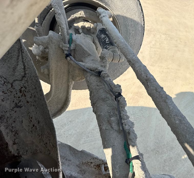 image for item ER2337 2010 Peterbilt 365 ready mix truck