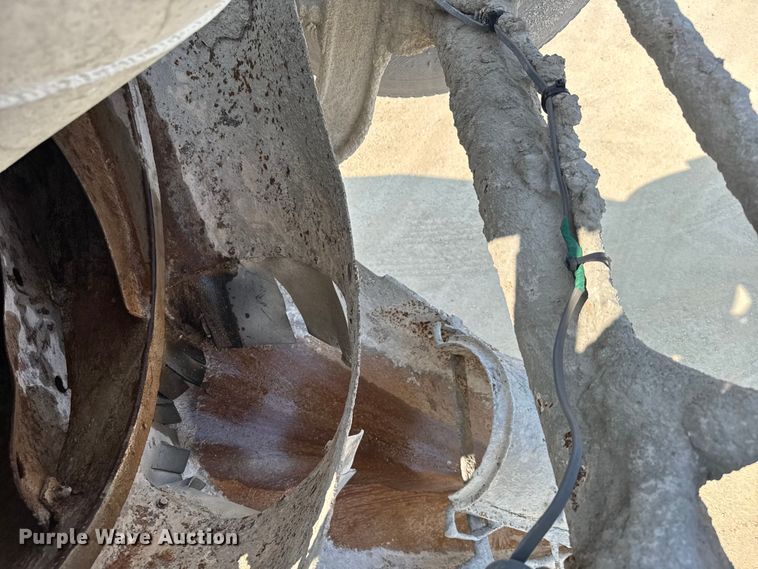 image for item ER2337 2010 Peterbilt 365 ready mix truck