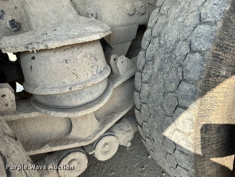 image for item ER2337 2010 Peterbilt 365 ready mix truck