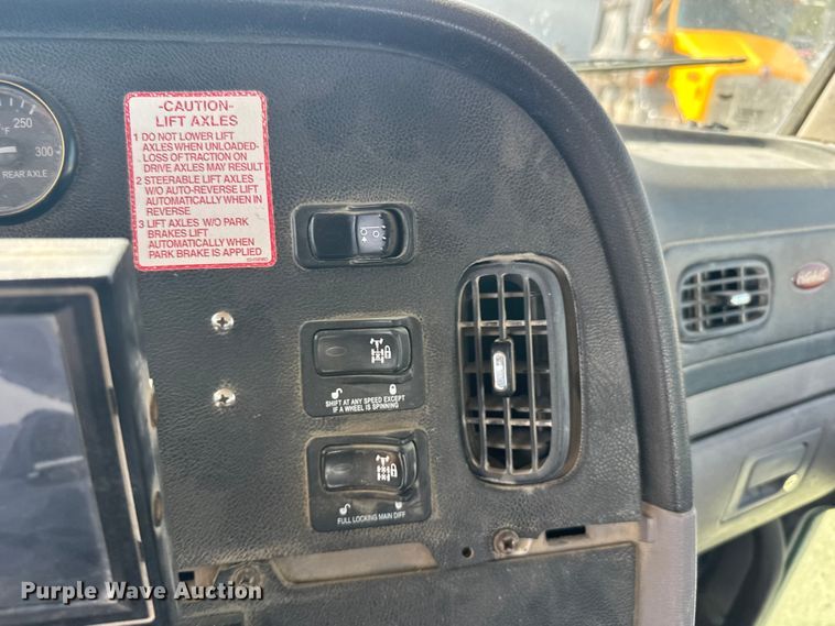 image for item ER2337 2010 Peterbilt 365 ready mix truck