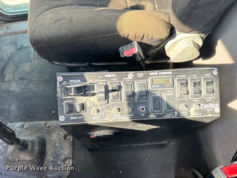 image for item ER2337 2010 Peterbilt 365 ready mix truck