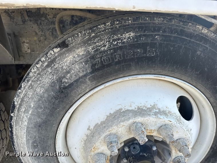 image for item ER2337 2010 Peterbilt 365 ready mix truck